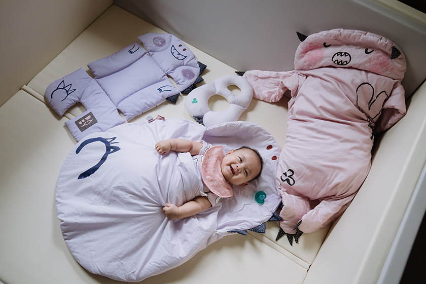 【育兒】顏色柔柔可愛的韓國Daby小怪獸嬰兒頸枕.幼兒造型枕.點點舒眠毯.兒童睡袋