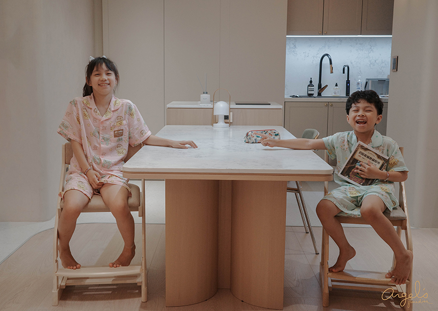 【育兒】學齡前到小學必備：Bunny Tickles的mesasilla自主學習桌椅、旋轉書櫃＆Calla實木成長系列桌椅～